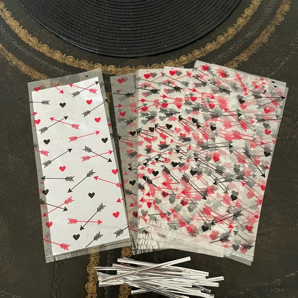 Valentine Treat Bags and Heart Mold New - Picture 5 of 5